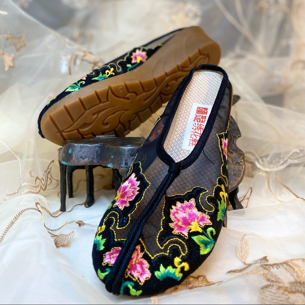 Slip On Sandal w/ floral Asian style embroidery. MM/CN/KR Sz 250 US/CA 7.5-8.5?
